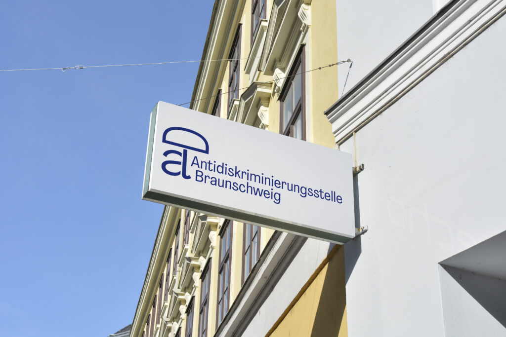 Das Logo der Antidiskriminierungsstelle Braunschweig auf einem Schild